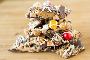 halloween-candy-bark-4-550